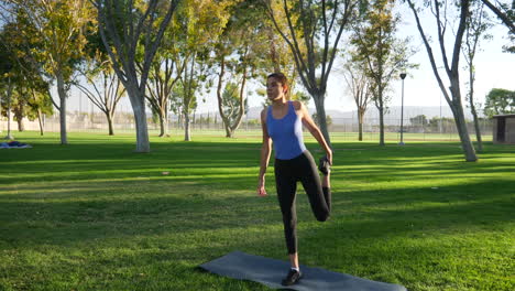 Eine-Junge-Frau-Balanciert-Und-Dehnt-Sich-Vor-Ihrem-Yoga-Training,-Um-Gesund-Zu-Bleiben-Und-Verletzungen-Vorzubeugen.-Zeitlupe