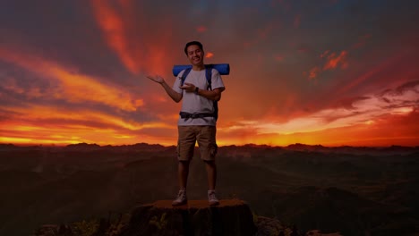 un excursionista feliz en la cima de la montaña al atardecer