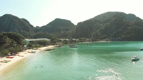 Aguas-Turquesas,-Playa-De-La-Bahía-Tropical-De-Ko-Phi-Phi,-Tailandia