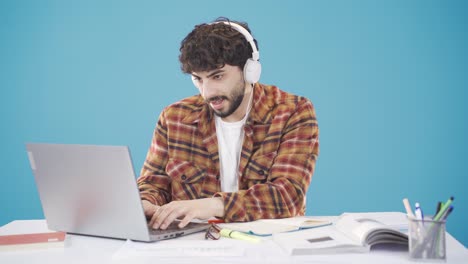estudiante universitario haciendo tareas en el escritorio, escuchando música y estudiando con placer.