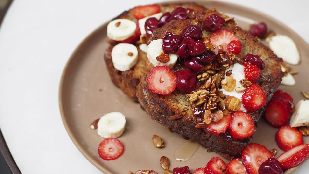 French toast con fragole, ciliegie, banana e granola