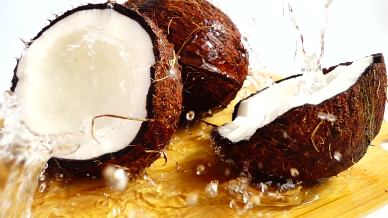 Polpa de coco suculenta. Câmera lenta
