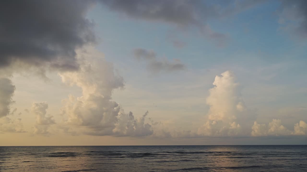 cielo dramático nubes de puesta de sol, horizonte y fondo marino con espacio de copias, gran cielo tormentoso y nubes de tormenta en la playa de lamai en la isla tropical de koh samui, sur de tailandia