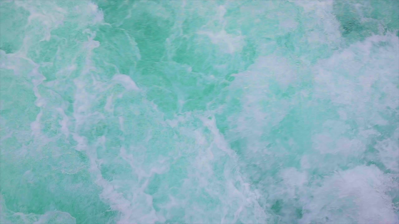 느린 움직임의 클로즈업으로 산 강 물