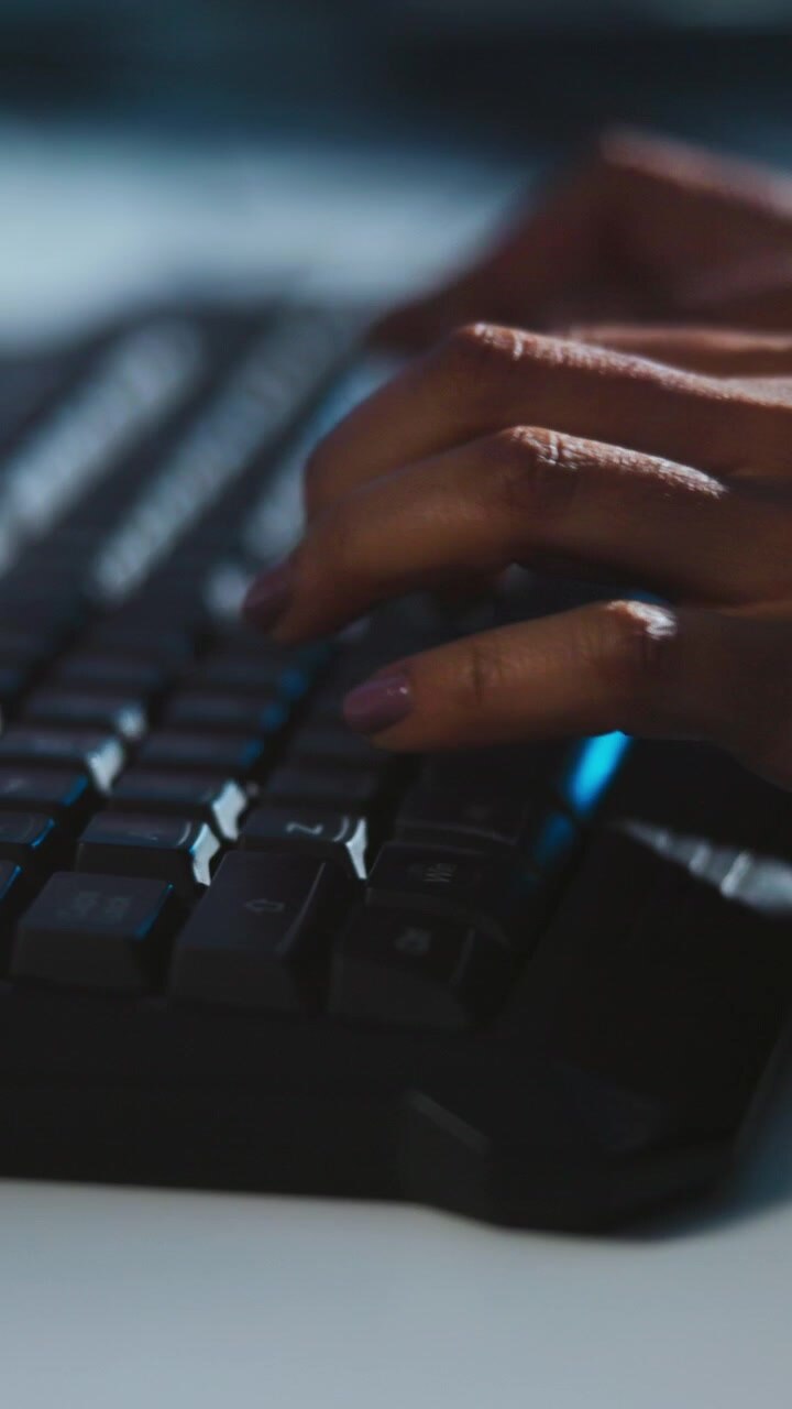 Primo piano di una donna che digita sulla tastiera del computer