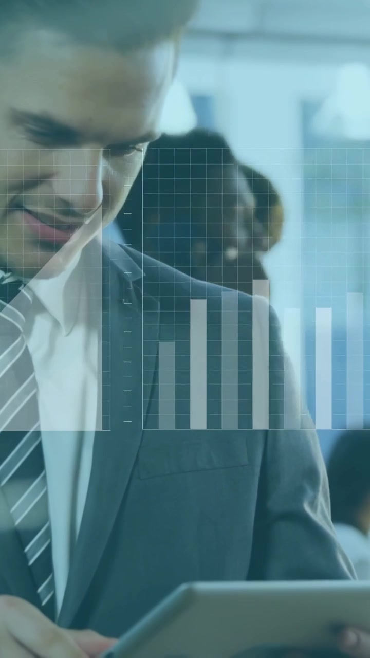 Video verticale: Professionista del business che tocca il tablet, trascinando grafici su una mappa del mondo e analizzando la crescita