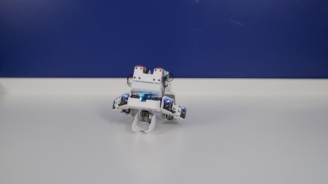 pequeño robot educativo blanco