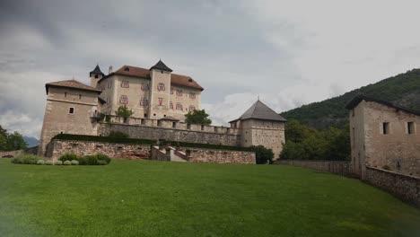 Castillo-Italiano-En-Una-Colina-Con-Fondo-De-Campo