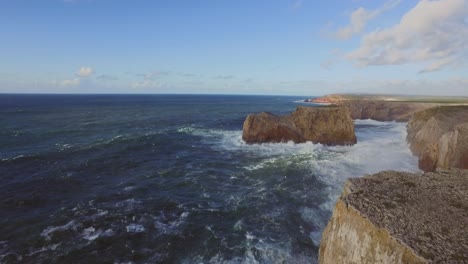 Grandes-Olas-En-El-Punto-Más-Al-Sur-Oeste-De-Europa,-Cabo-De-São-Vicente-Y-Sagres-En-El-Algarve,-Portugal