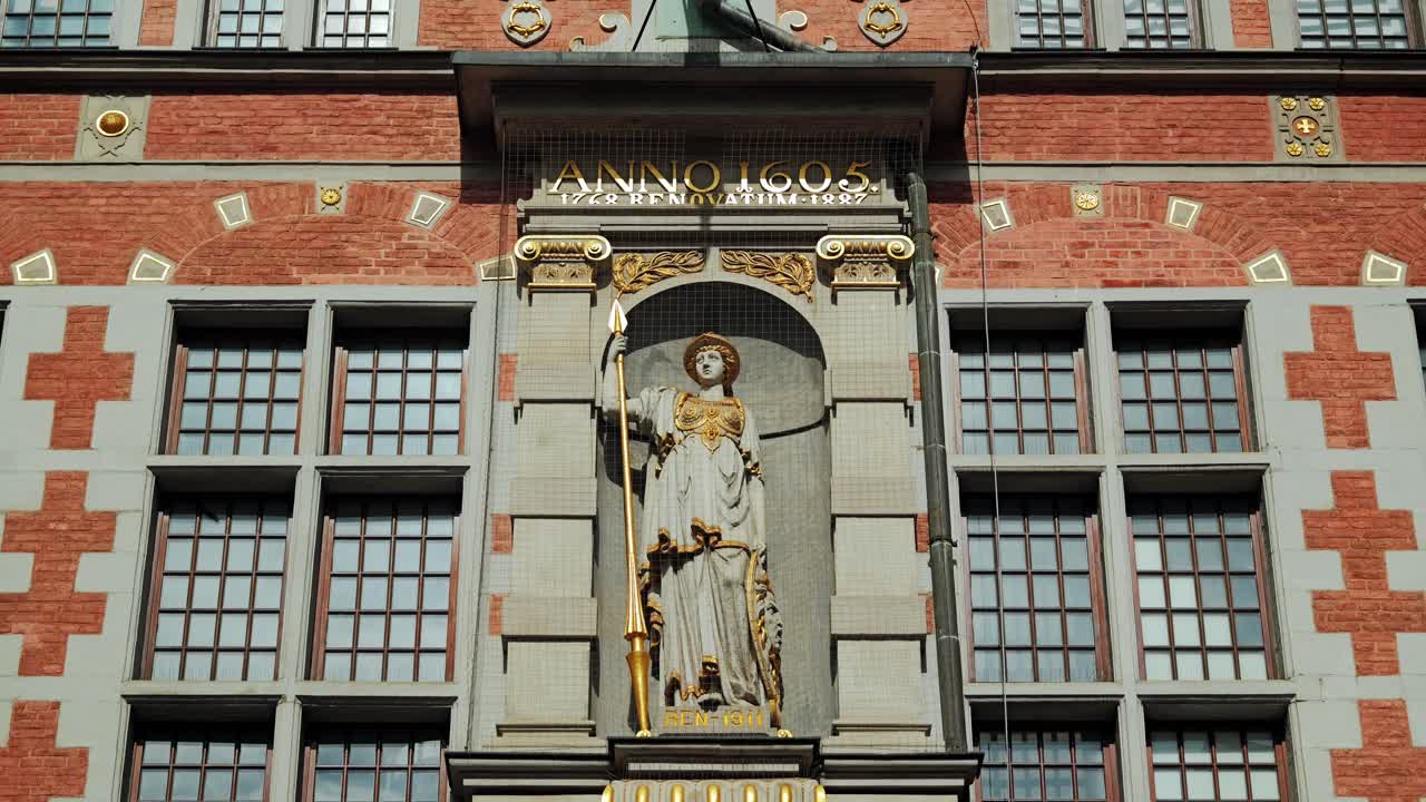 Dettaglio architettonico in stile rinascimentale con accenti dorati in Polonia