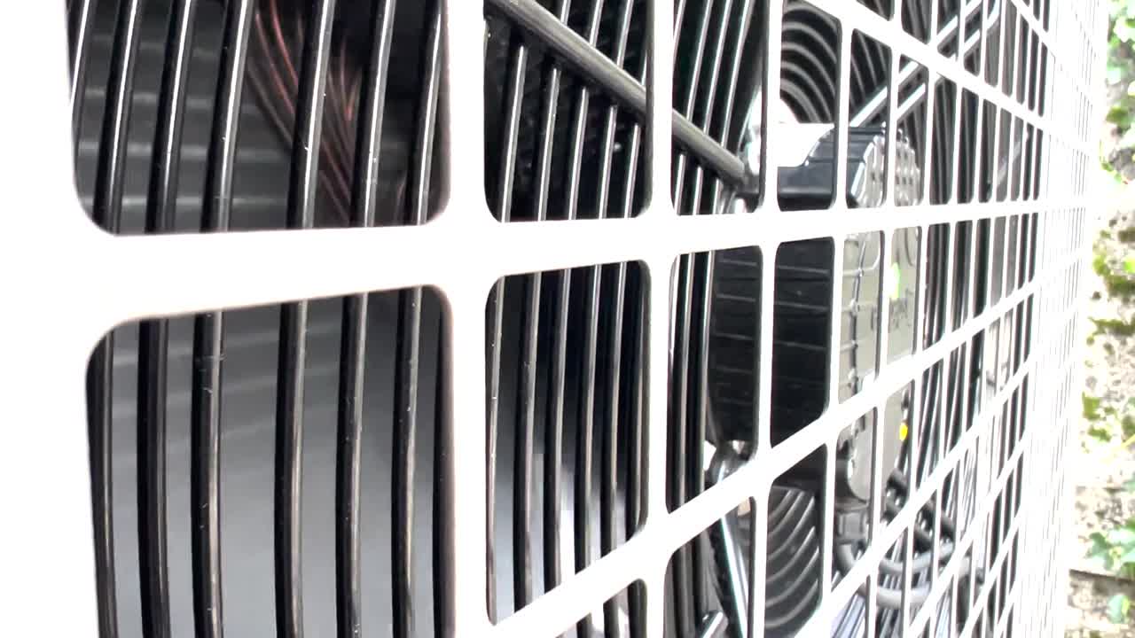 bomba de calor moderna en invierno soplando aire fresco