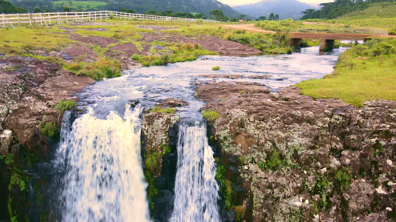 cascada en zona rural con rocas cubiertas de musgo