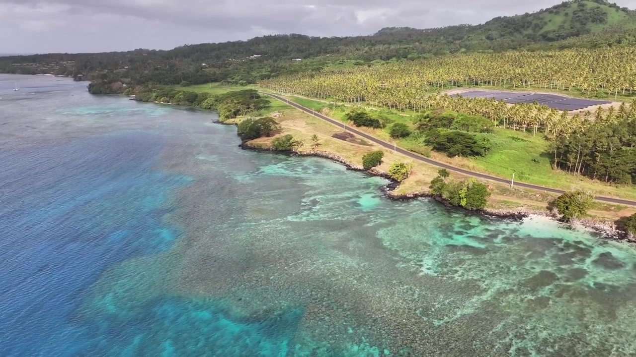 Kystnær solcellepark på Taveuni-øya, Nord-Fiji. Droneopptak fra luften.