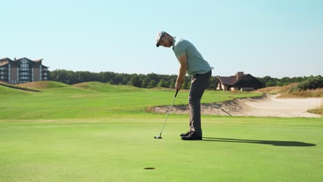 hombre jugando al golf