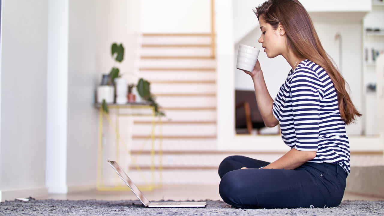 커피를 마시고 온라인에서 시간을 보내고 있습니다.