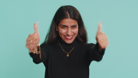 mujer india feliz celebrando el éxito ganando, cumpleaños, premio mayor de la lotería logro de objetivos, buenas noticias