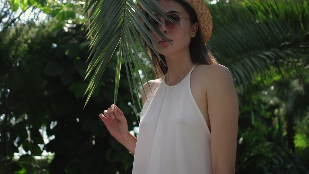 열대 정원 에 있는 여자