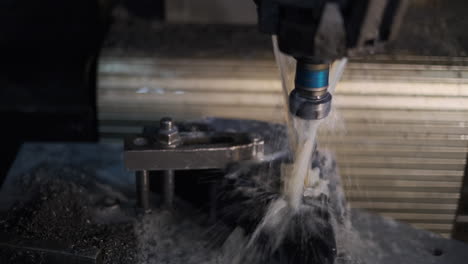 fresado de hierro en una máquina herramienta cnc con refrigeración por agua