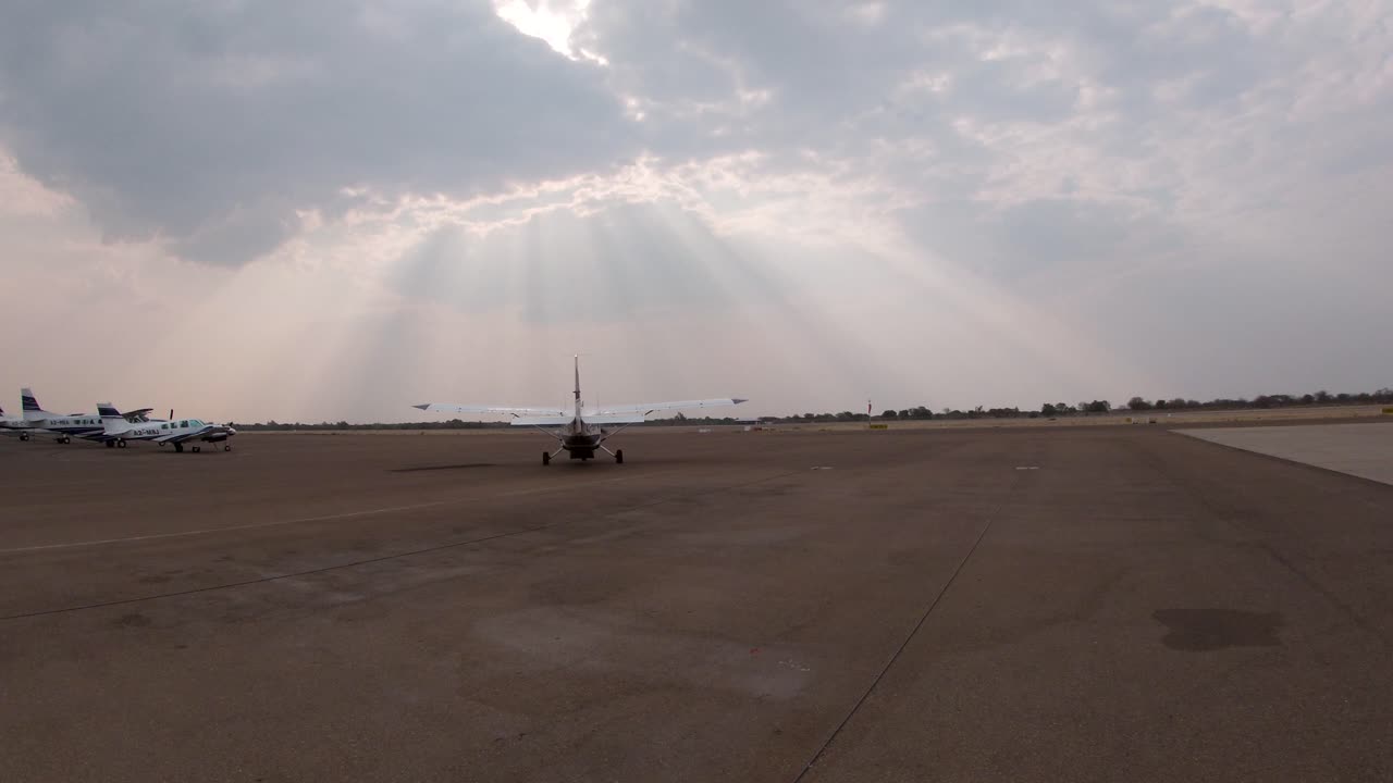 un pequeño avión blanco se prepara para entrar en la pista en un aeropuerto para despegar