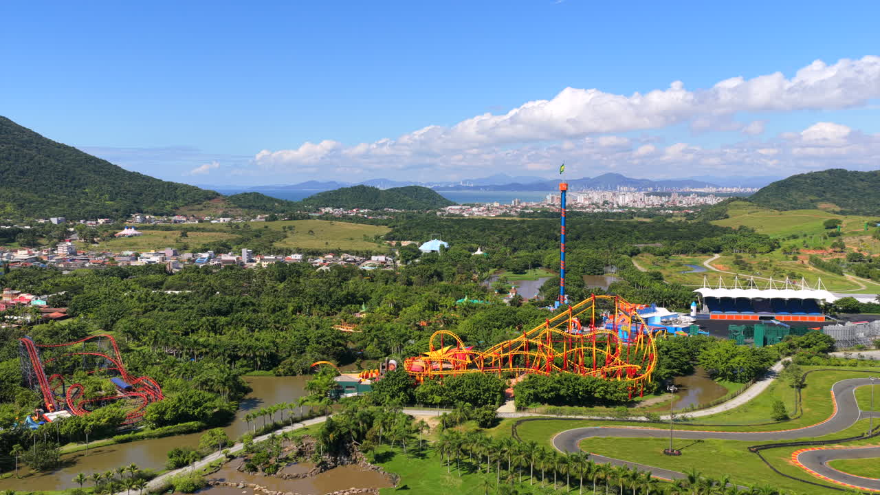 Vista de Drone do Parque Temático Beto Carrero World com Montanhas-Russas, Brasil, Atração Turística.
