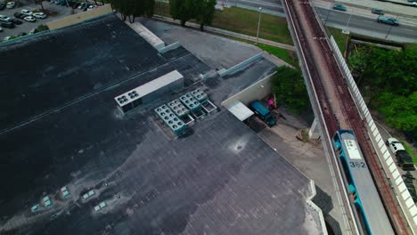 captura aérea de un tren que pasa por el núcleo urbano de miami