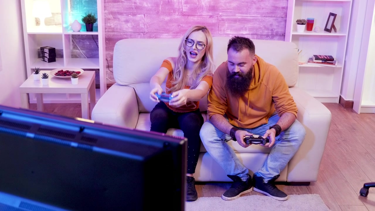 Naštvaná přítelkyně reaguje poté, co prohrála online hru se svým přítelem