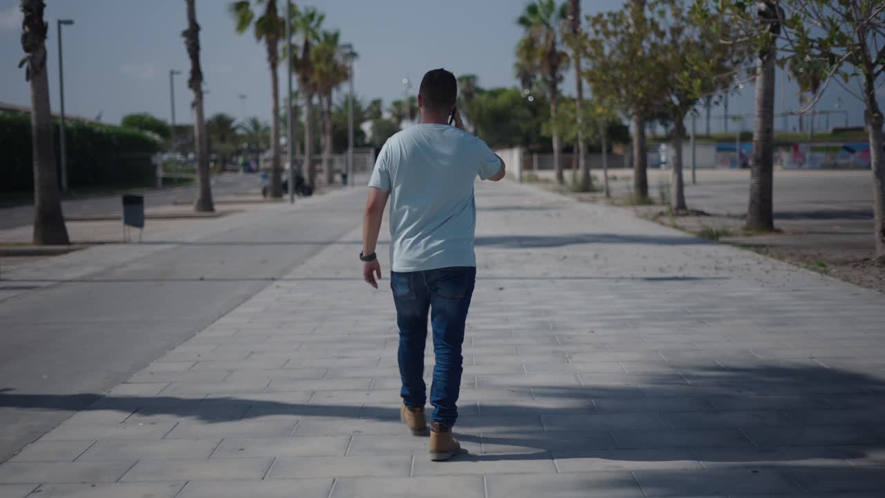 hombre caminando y hablando por teléfono