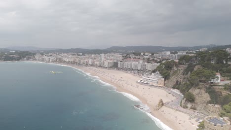 Filmmaterial-Aufgenommen-In-Barcelona,-In-Einem-Dorf-Namens-Lloret-De-Mar-Mit-DJI-Mini-4-Pro-In-4K-Und-D-Cinelike