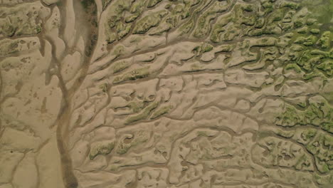 drone aéreo de arriba hacia abajo disparó sobre el estuario natural de arena abstracta con verde en wells-next-the-sea north norfolk, reino unido