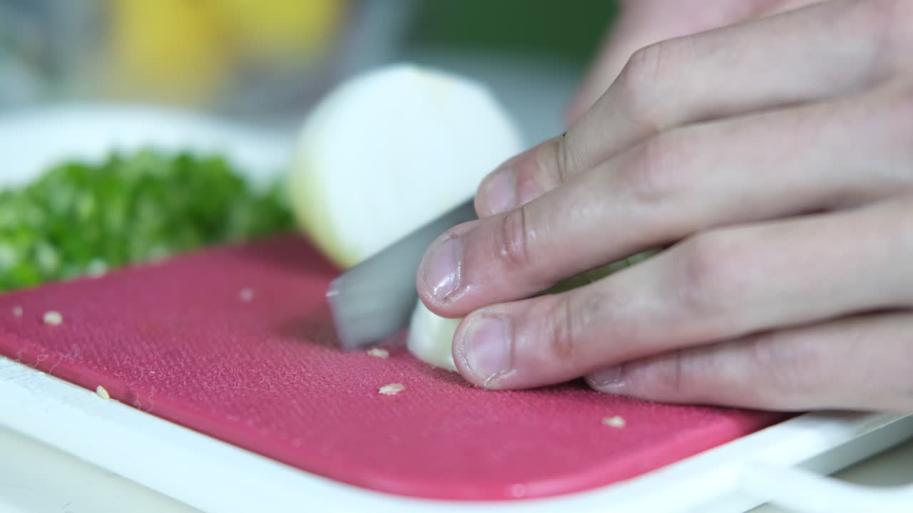 줄리엔 양파를  ⁇ 는 것