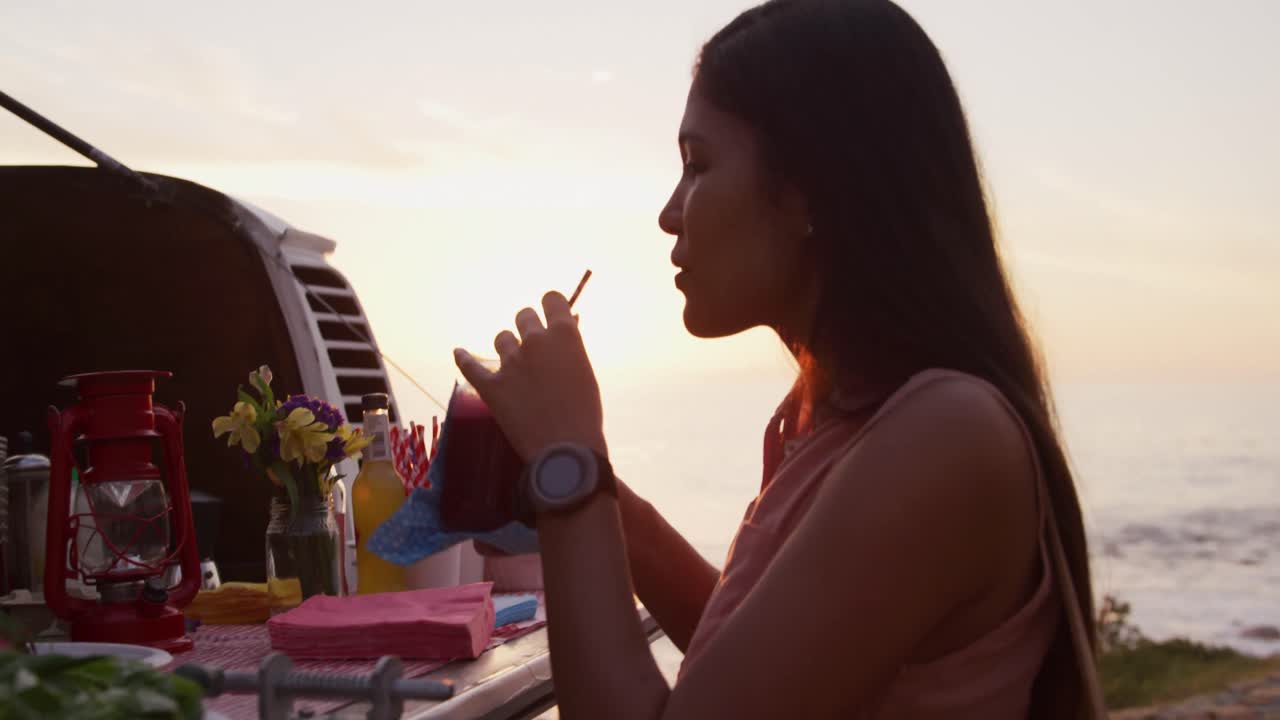 음식 트럭에서 스무디를 마시는 젊은 여성