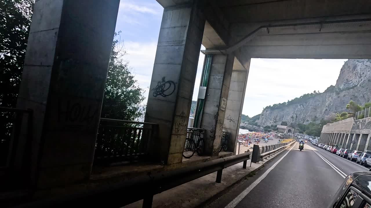 바다를 볼 수 있는 아름다운 해변 도로