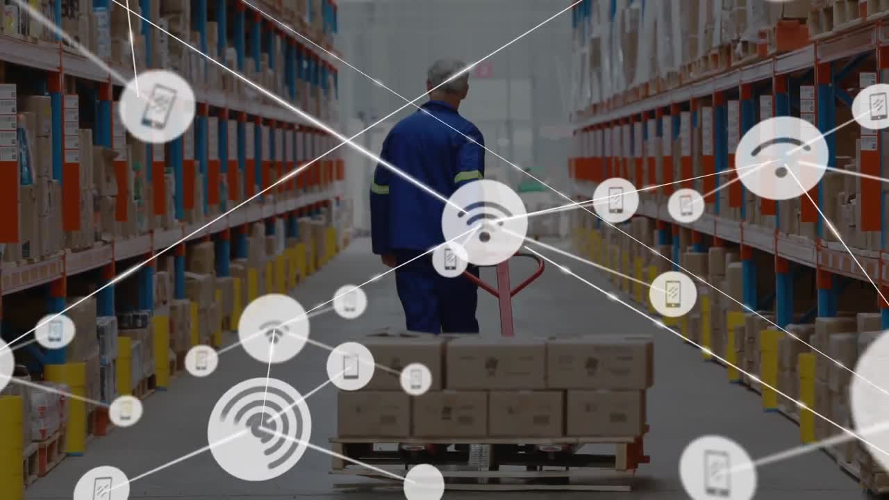 animación de la red de conexiones con iconos sobre el hombre que trabaja en el almacén