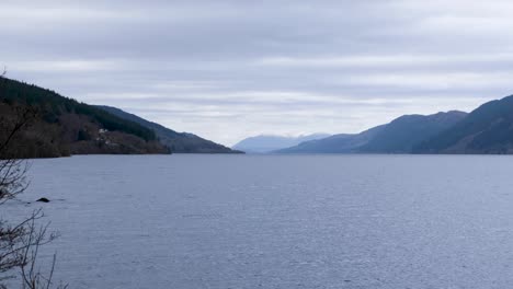 Malerische-Aussicht-Auf-Loch-Ness-Mit-Schneebedeckten-Bergen-In-Der-Ferne-Im-Hochland-Von-Schottland,-Großbritannien