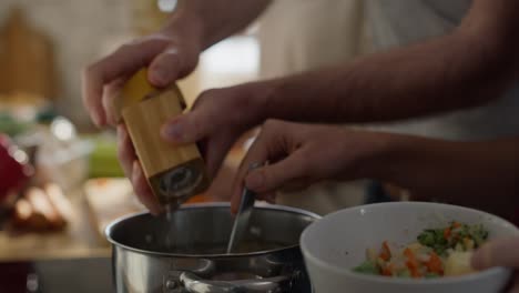 familia caucásica pasando el tiempo juntos cocinando sopa