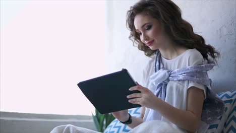 mujer joven usando tableta