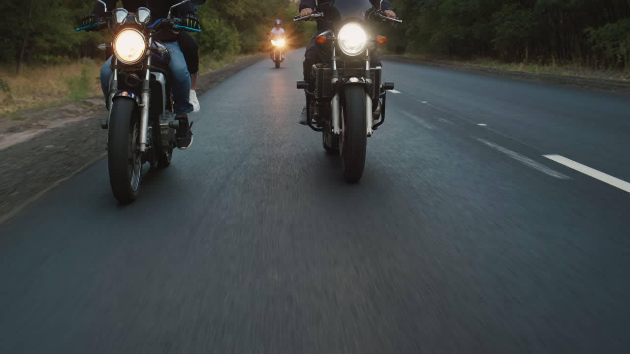 los jóvenes viajan en motocicletas en un lugar pintoresco 5