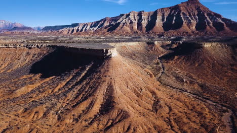 Vuelo-Aéreo-Alrededor-De-Formaciones-De-Mesa-En-El-Hermoso-Desierto-De-Nevada