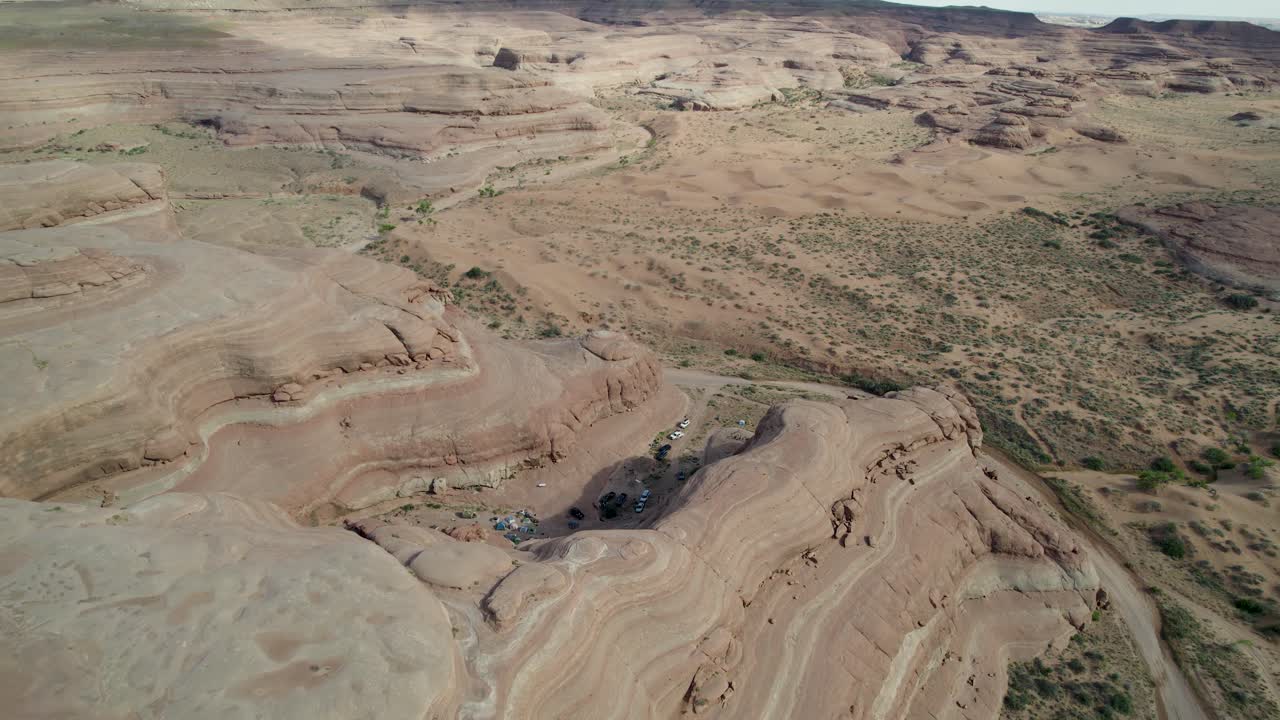 un espectacular y alto vuelo de un dron de 4k filmado sobre el accidentado terreno desértico y las formaciones rocosas únicas de las dunas de arena blanqueadas, una zona de recreación cerca de green river y moab, utah