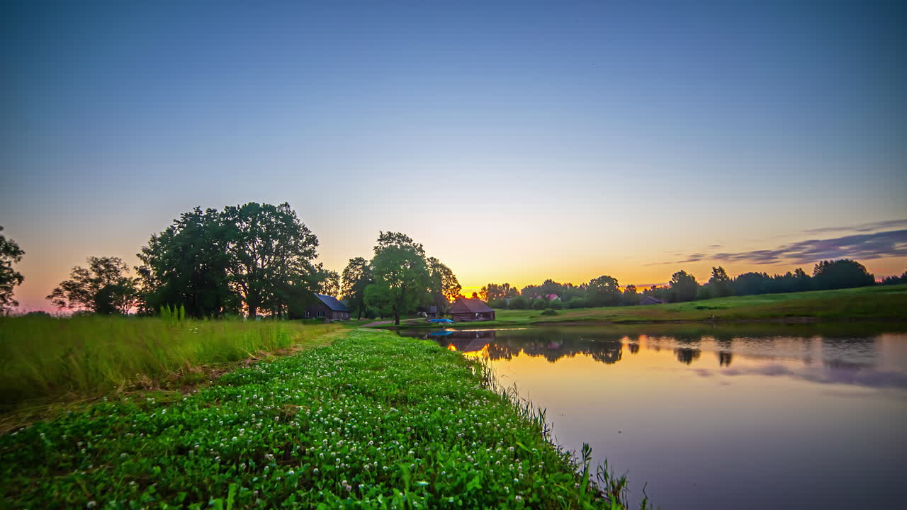 고요한 유럽 마을, 낚시터에서 강의 저속 촬영을 설정합니다.