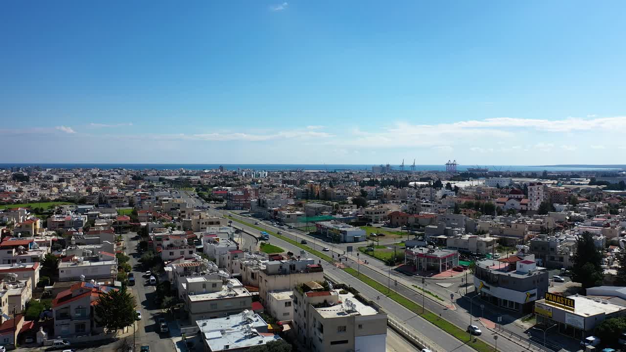 바다를 볼 수 있는 시내 중심의 애비뉴의 공중 풍경