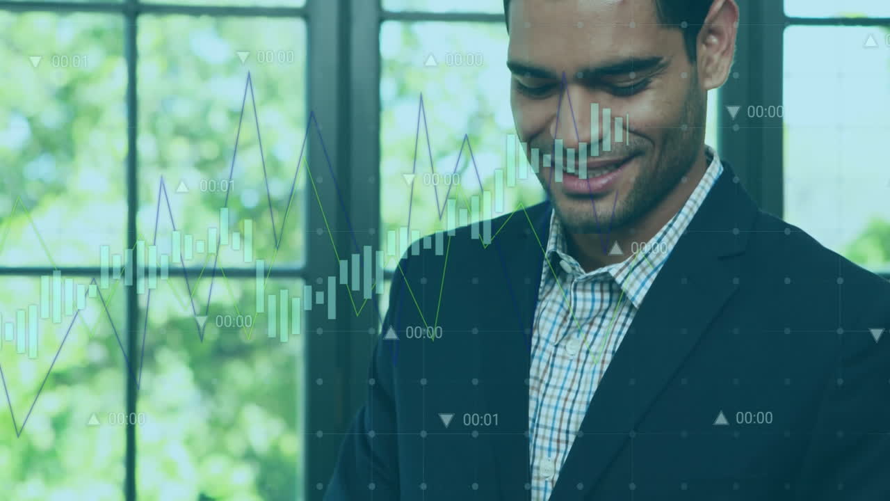 animación de procesamiento de datos financieros sobre empresario biracial usando tableta en la oficina