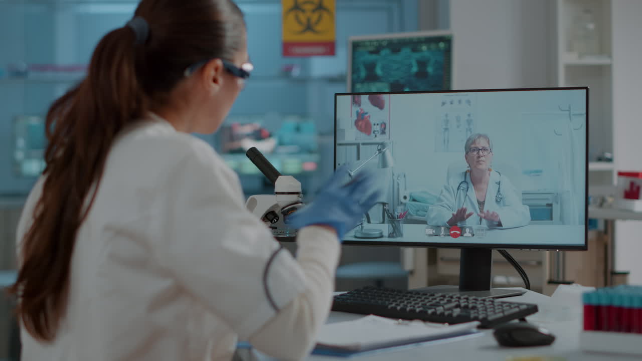Incontro tra una scienziata e un esperto in videoconferenza.