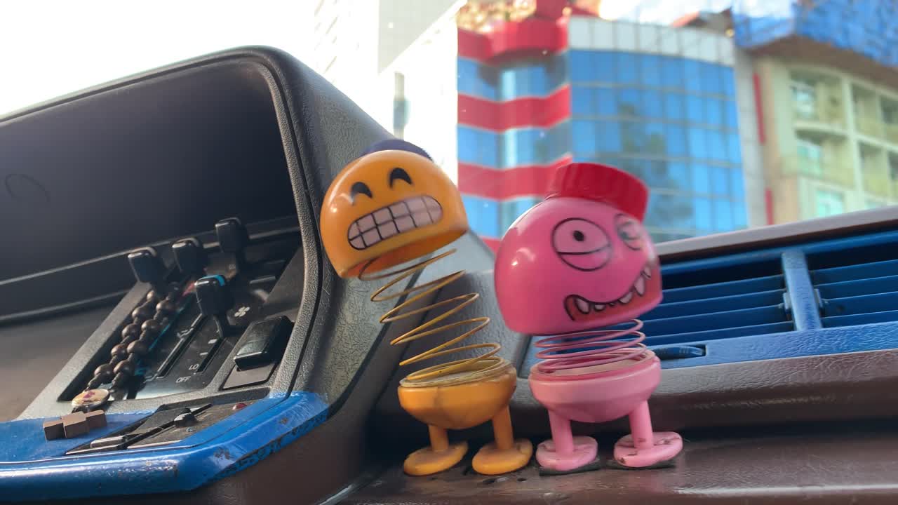 대중 교통 마이크로 버스에서 재미있는 흔들리는 머리 인형