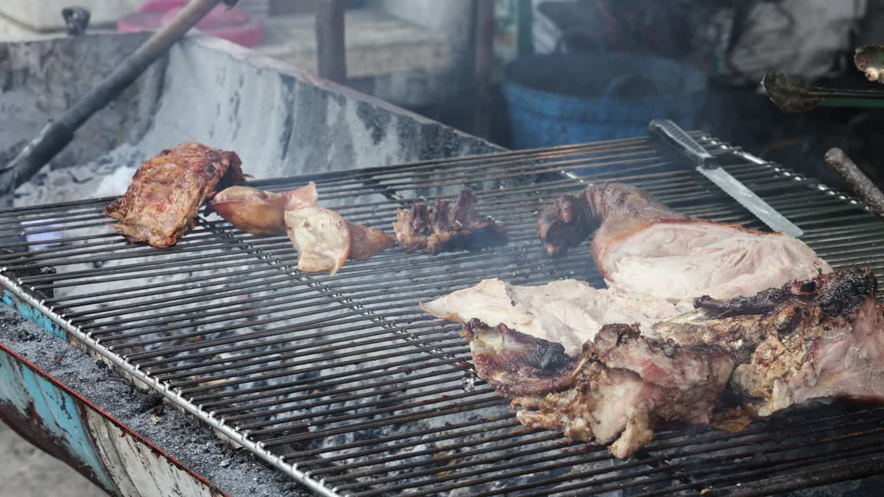 horneado secuencial de carne en una parrilla de barbacoa