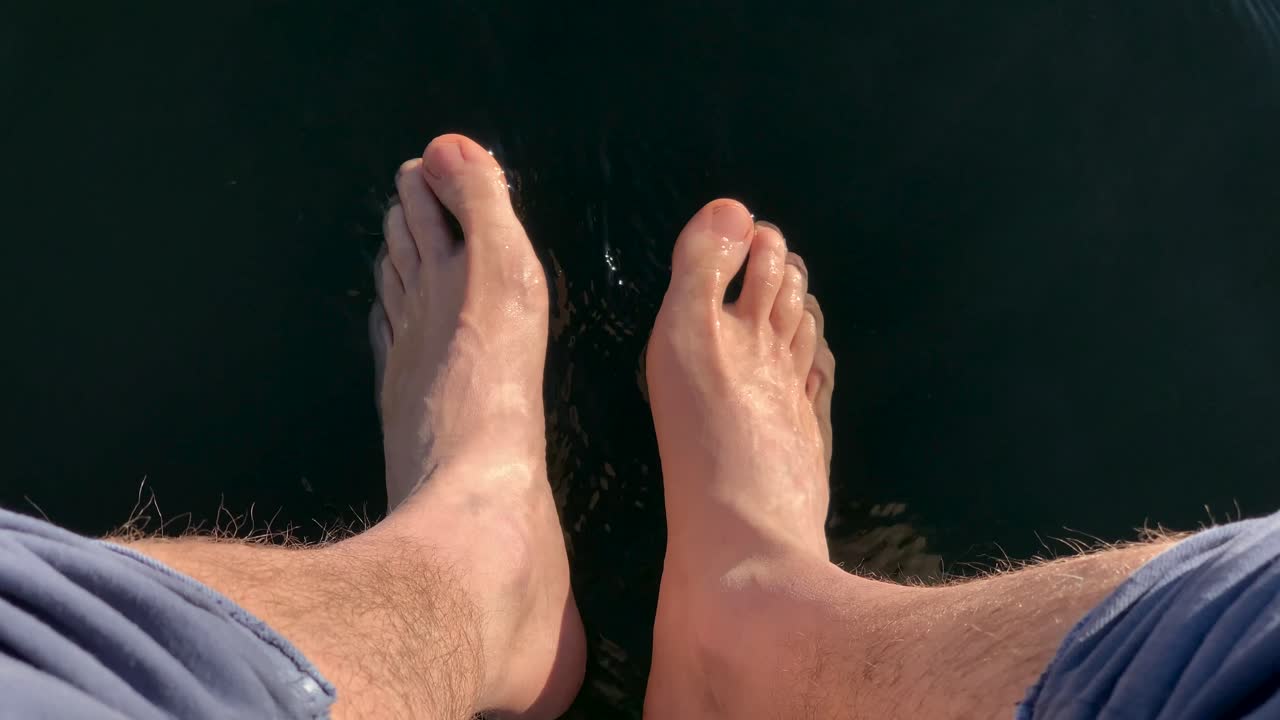 호수 물 위의 편안한 발의 1인칭 시점