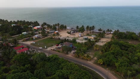 furgoneta conduciendo por la carretera en el pueblo de playa caribeño toma aérea 4k