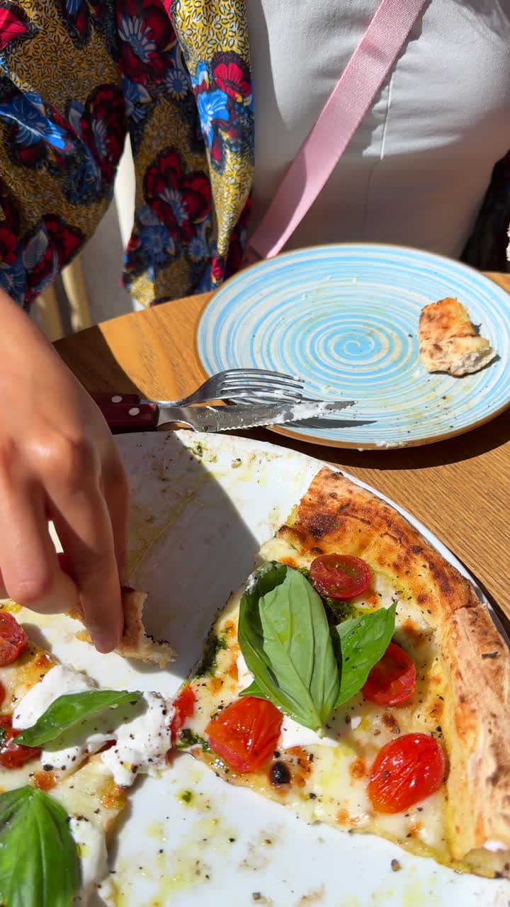 mujer comiendo pizza