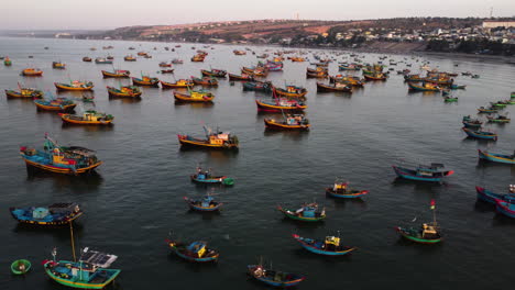 Un-Vuelo-De-Drones-Temprano-En-La-Mañana-En-La-Bahía-De-Mui-Ne-Llena-De-Botes-De-Pescadores