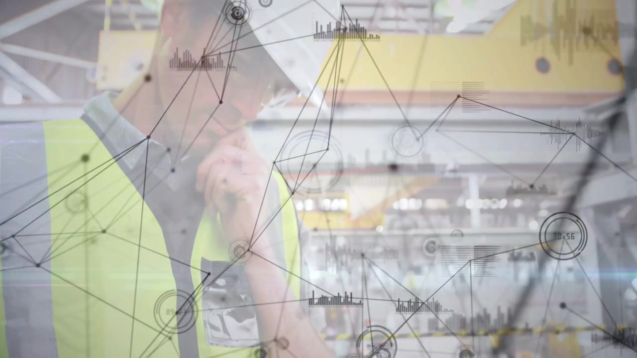 Video verticale: Un tecnico che tocca il telefono su un impianto, attivando una sovrapposizione, indossando un casco e controllando lo stato.